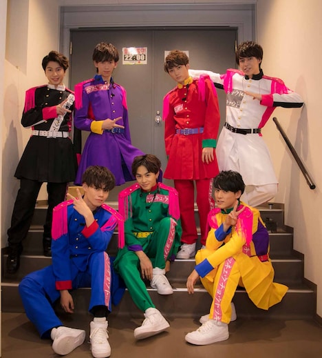 2015年春ツアーの衣装を着た超特急。（撮影：米山三郎）