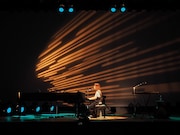 「奥華子 10周年ありがとう！弾き語り全曲ライブ！」の様子。（提供：ポニーキャニオン）