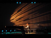 「奥華子 10周年ありがとう！弾き語り全曲ライブ！」の様子。（提供：ポニーキャニオン）