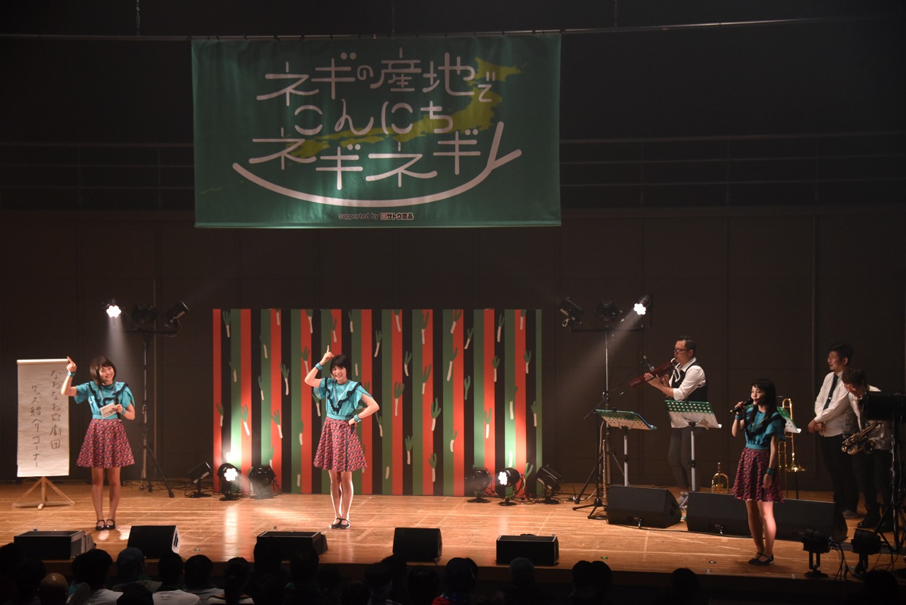 「なおなお☆劇団」によるグッズ紹介の様子。