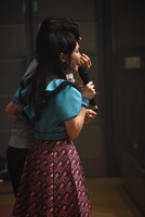 「ネギはせんじゅして食べてます」とよくわからないジョークをファンに耳打ちで吹き込むNao☆。「煎じて」のダジャレのつもりだった模様。