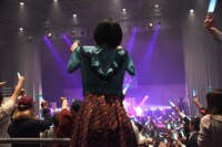 客席最後方でステージに声援を送るMegu。