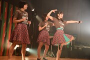 新曲「愛、かましたいの」を披露するNegicco。