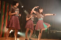 新曲「愛、かましたいの」を披露するNegicco。