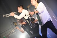 ステージ前方に飛び出して場内を盛り上げるネギホーンズ。