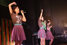 「ネギの産地でこんにちネギネギ、収穫ポーン！」のかけ声とポーズでツアーを締めくくったNegicco。