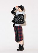 「フェイクレザージャケット」と「チェックスカート」を着用する藤咲彩音。