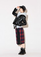 「フェイクレザージャケット」と「チェックスカート」を着用する藤咲彩音。