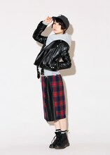 「フェイクレザージャケット」と「チェックスカート」を着用する藤咲彩音。