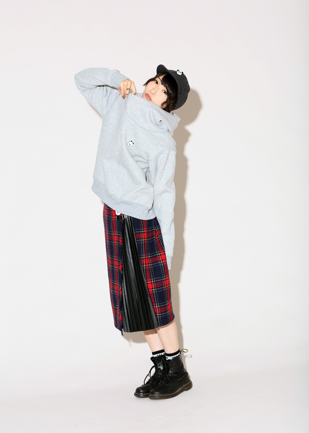 「ボリュームネックパーカ」と「ワンポイントキャップ」を着用する藤咲彩音。