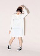 「シャツワンピース」と「どんぐりニット帽子」をを着用する藤咲彩音。