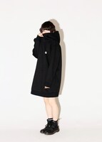 「ボリュームネックビックパーカ」を着用する藤咲彩音。