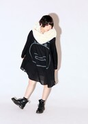 「スヌード」と「シャツワンピース」を着用する藤咲彩音。