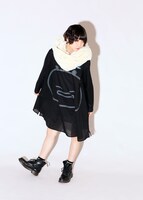 「スヌード」と「シャツワンピース」を着用する藤咲彩音。