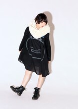 「スヌード」と「シャツワンピース」を着用する藤咲彩音。