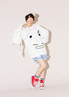 「スウェット」と「リュック」を着用する藤咲彩音。