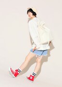 「スウェット」と「リュック」を着用する藤咲彩音。