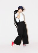 「サスペンダー付きパンツ」と「コーデュロイキャップ」を着用する藤咲彩音。