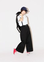 「サスペンダー付きパンツ」と「コーデュロイキャップ」を着用する藤咲彩音。