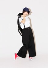 「サスペンダー付きパンツ」と「コーデュロイキャップ」を着用する藤咲彩音。