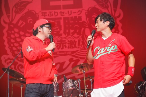 左からカイ・ギョーイ（奥田民生）、岡野昭仁。