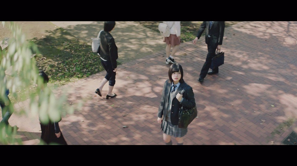 欅坂46「二人セゾン」ミュージックビデオのワンシーン。