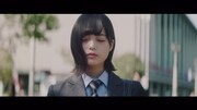 欅坂46「二人セゾン」ミュージックビデオのワンシーン。