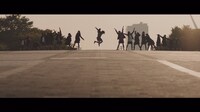 欅坂46「二人セゾン」ミュージックビデオのワンシーン。