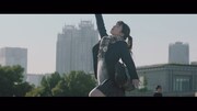 欅坂46「二人セゾン」ミュージックビデオのワンシーン。