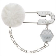 「EXO POP UP STORE」SHIBUYA109店限定アイテムのセーフティピンチャーム ホワイト。