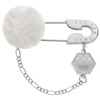 「EXO POP UP STORE」SHIBUYA109店限定アイテムのセーフティピンチャーム ホワイト。