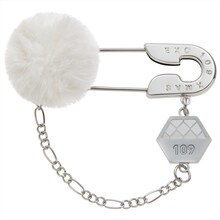 「EXO POP UP STORE」SHIBUYA109店限定アイテムのセーフティピンチャーム ホワイト。