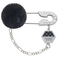 「EXO POP UP STORE」109MEN'S店限定アイテムのセーフティピンチャーム ブラック。