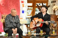 左から笑福亭鶴瓶、高橋優。 (c)TBS