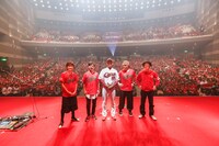 左からポルノグラフィティ、廣瀬純選手、堂珍嘉邦、奥田民生。