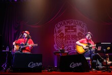 左から手島いさむ、奥田民生。