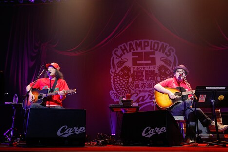 左から手島いさむ、奥田民生。