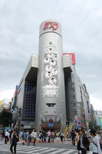 EXOとSHIBUYA109がコラボしたシリンダー広告。