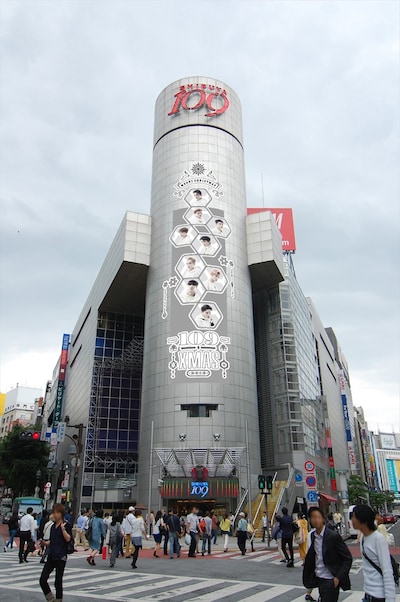 EXOとSHIBUYA109がコラボしたシリンダー広告。