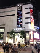 EXOと109MEN'Sがコラボした懸垂幕。