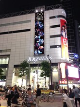 EXOと109MEN'Sがコラボした懸垂幕。