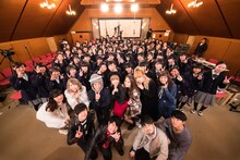 「きゃりーぱみゅぱみゅのなんだこれTV 特別企画 ～豪華なんだこれゲスト集合！学校出張スペシャル！～」収録中の様子。