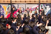 「きゃりーぱみゅぱみゅのなんだこれTV 特別企画 ～豪華なんだこれゲスト集合！学校出張スペシャル！～」収録中の様子。