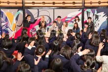 「きゃりーぱみゅぱみゅのなんだこれTV 特別企画 ～豪華なんだこれゲスト集合！学校出張スペシャル！～」収録中の様子。