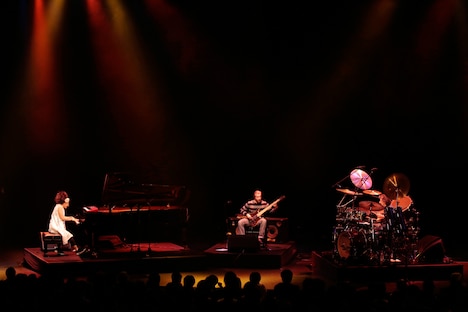 上原ひろみ ザ・トリオ・プロジェクト feat. アドリアン・フェロー＆サイモン・フィリップス「『SPARK』日本ツアー 2016」東京・EX THEATER ROPPONGI公演の様子。（撮影：広瀬誠）