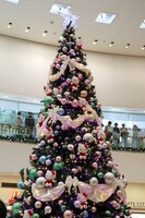 ゲートシティ大崎 アトリウムのキティちゃんコラボレーションクリスマスツリー。