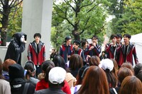 サプライズ発表を聞くSUPER★DRAGON。（撮影：笹森健一）