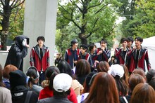 サプライズ発表を聞くSUPER★DRAGON。（撮影：笹森健一）