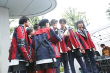 サプライズ発表の書かれた紙をのぞき込むSUPER★DRAGON。（撮影：笹森健一）