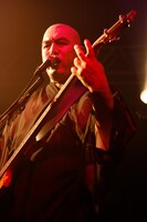 鈴木研一（B, Vo）（撮影：ほりたよしか）